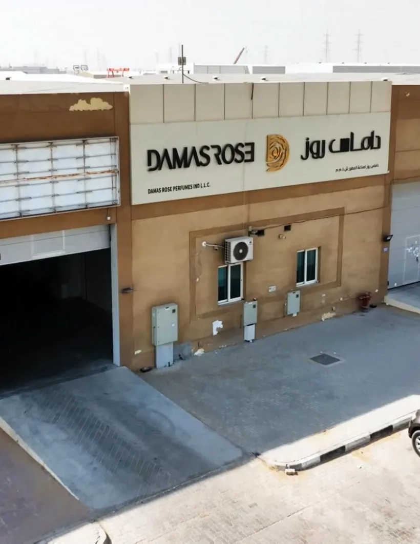 واجهة منشأة داماس روز للعطور تظهر عليها لوحة داماس روز